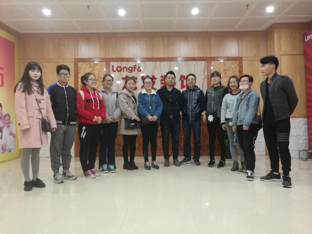 专业教师王博带环境艺术设计专业学生到装饰公司参观学习